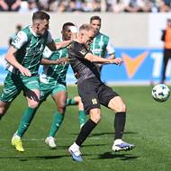 Mick van Buren (vpravo) z Hradce Králové při zápase s Bohemkou