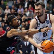 Thomas Stanko z Nymburka se snaží zabránit Masiulisovi z Rytasu Vilnius v přihrávce