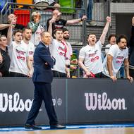 Trenér Oren Amiel na střídačce Nymburku během úterní odvety s Rytasem