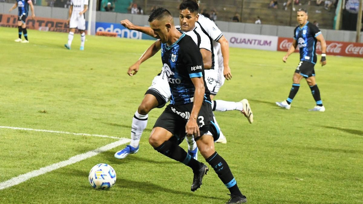 Argentinského fotbalistu vyvedli z letadla v poutech. Vyhrožoval bombou