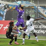 Zleva Abdullahi Bewene, brankář Martin Jedlička z Ostravy a Aboubacar Traoré z Karviné. 