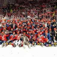 Hokejisté Pardubic se fotí po zisku titulu.