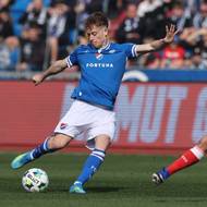 Ostravský David Planka zakončuje přes Michala Sadílka ze Slavie.