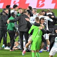 Hráči Karviné se radují z vítězství a postupu do finále.