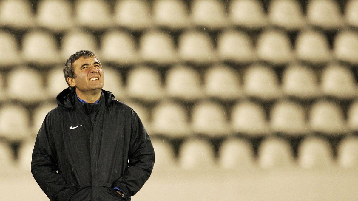 Hagi se po 25 letech vrátil k rumunské reprezentaci, nahradil zesnulého Lucesca