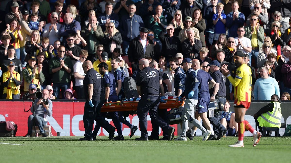 Fanouškům zatrnulo. Po dělovce do hlavy skončil bývalý anglický reprezentant v bezvědomí