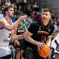 Ondřej Sehnal se snaží prosadit přes Augustasa Marciulionise