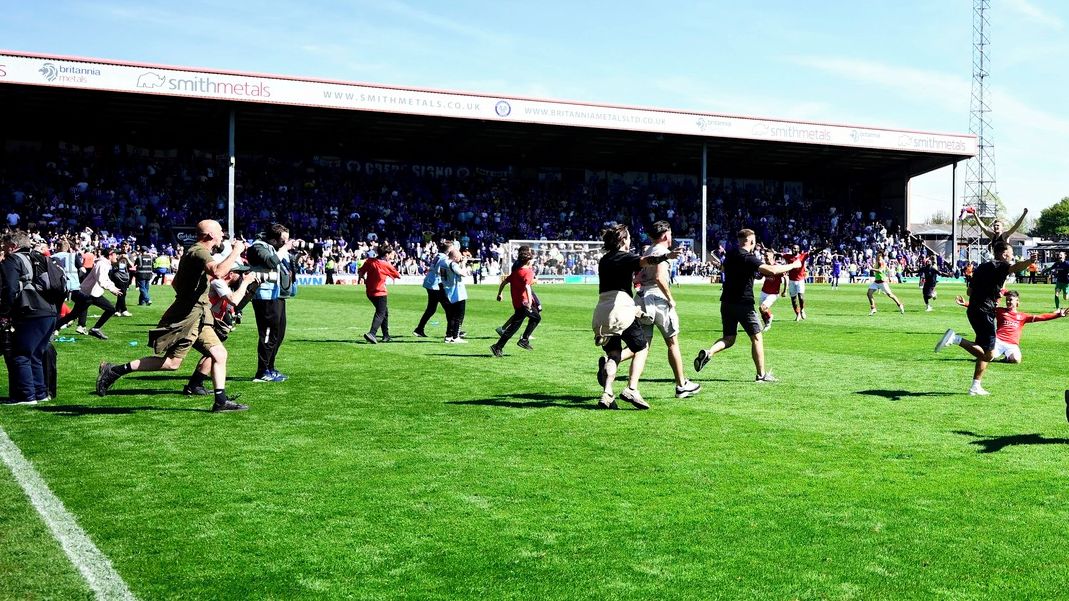 Předčasné oslavy. Po gólu vtrhli fanoušci na hřiště, jejich tým ale nakonec nepostoupil