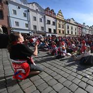 Finálový zápas Dynamo Pardubice - Třinec na velkoplošné obrazovce na Pernštýnském náměstí v Pardubicích