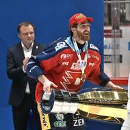 Lukáš Sedlák s pohárem pro mistry Tipsport extraligy
