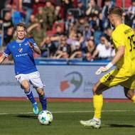 David Planka z Ostravy se snaží znepříjemnit rozehrávajícího brankáře Slavie Jakuba Markoviče.