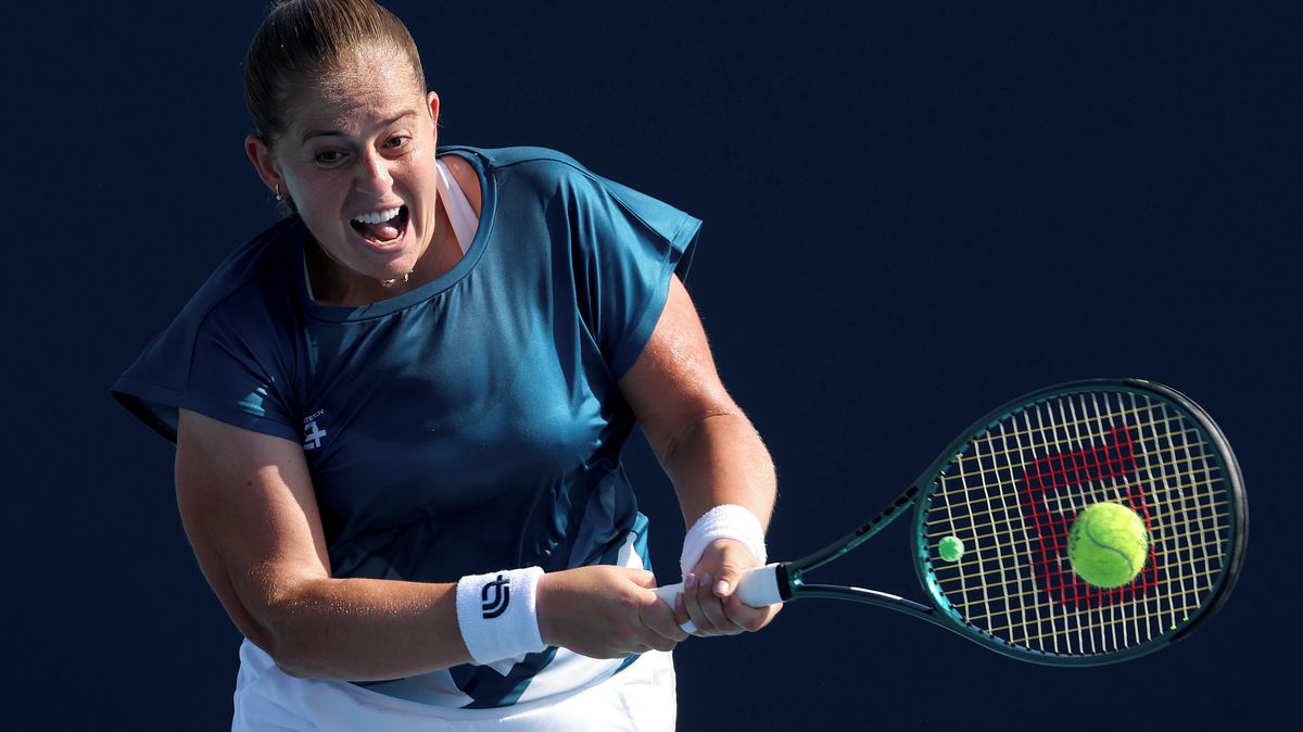 Tak pojď hrát místo mě, nabízela Ostapenková raketu divákovi. Pak zápas v Linci parádně otočila