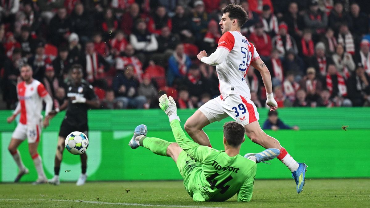 Šlágru mezi Slavií a Plzní dominovali gólmani. Domácí dohrávali o deseti