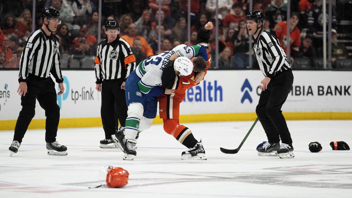 Gudas se při návratu porval. Hronek pomohl k výhře, Pastrňák se stovky nedočkal