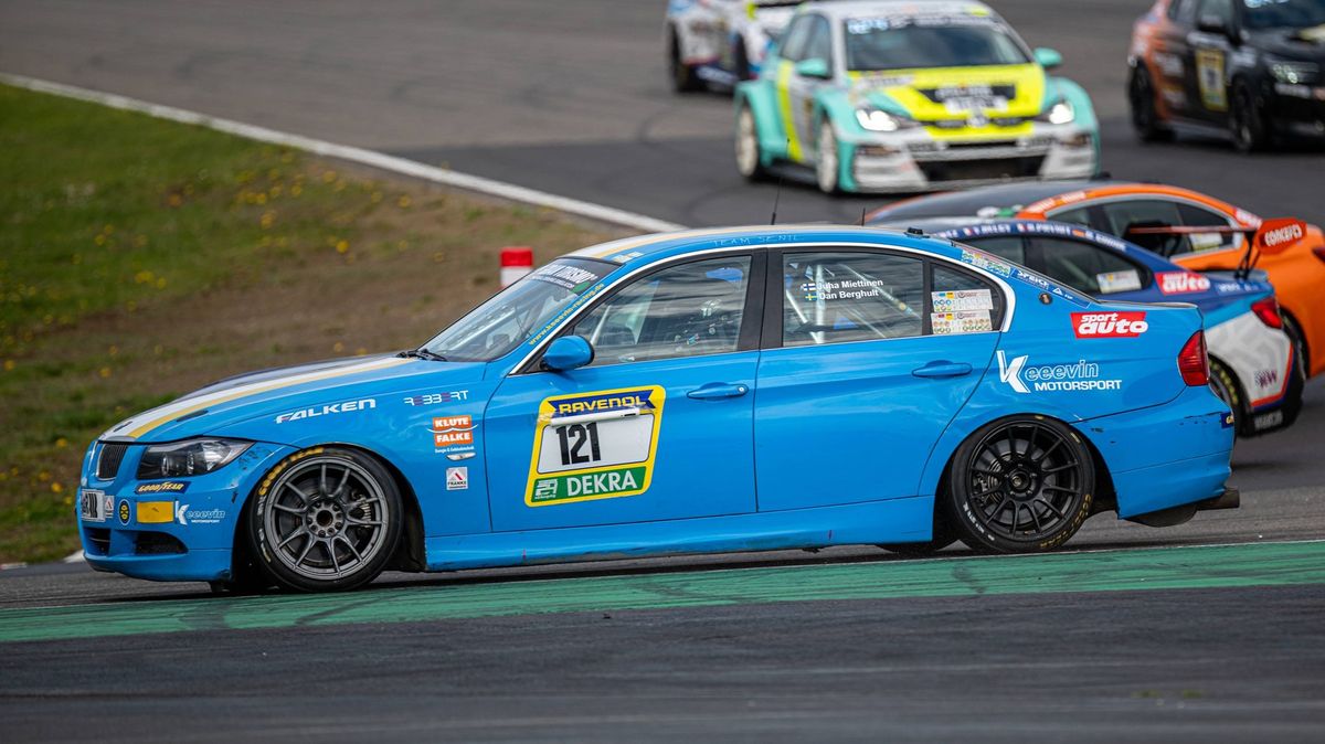 Při hromadné nehodě na Nürburgringu zemřel jeden z pilotů