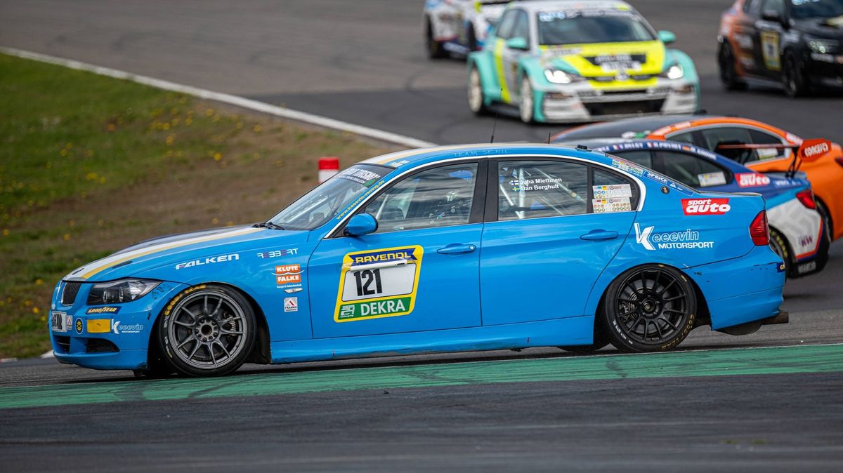 Při hromadné nehodě na Nürburgringu zemřel jeden z pilotů