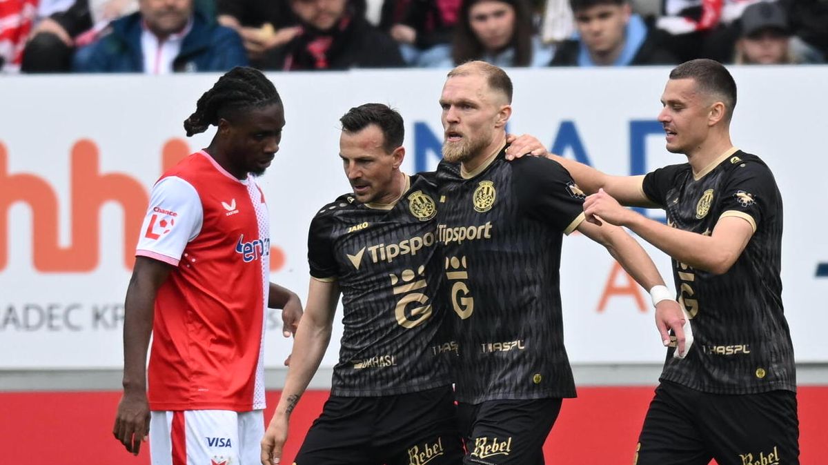 Divočina v Hradci Králové! Slavia poprvé v sezoně padla, po zkratu Bořila dohrávala v devíti