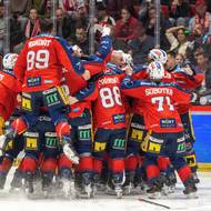 Radost hokejistů Pardubic z triumfu v extralize.