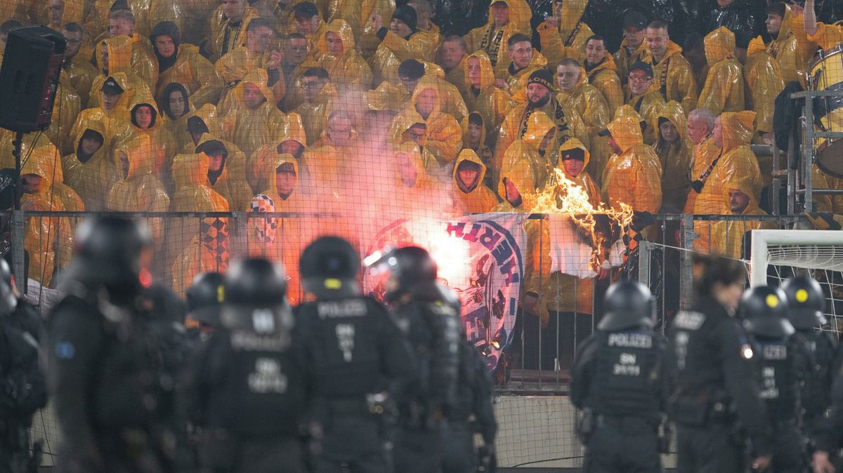 Šílenost v Německu. Kvůli výtržnictví fanoušků se nehrálo dvacet minut