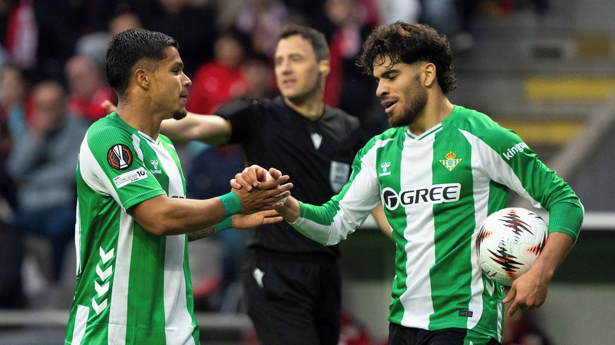 Bizarní spor spoluhráčů v Evropské lize. Jeden z nich ostrouhal a uraženě odkráčel