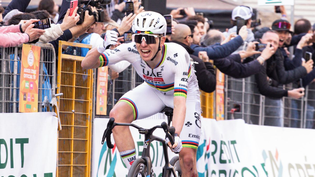 Pogačarův rozedřený dres z Milán-San Remo se prodal za rekordní sumu