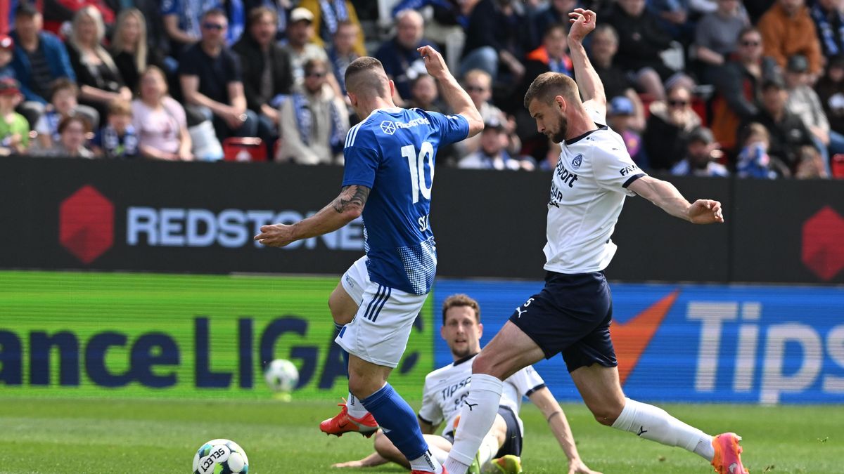FOTBAL ONLINE: Další penalta v Olomouci nebude, Slovácko hraje v devíti. Slavia vyzve Hradec