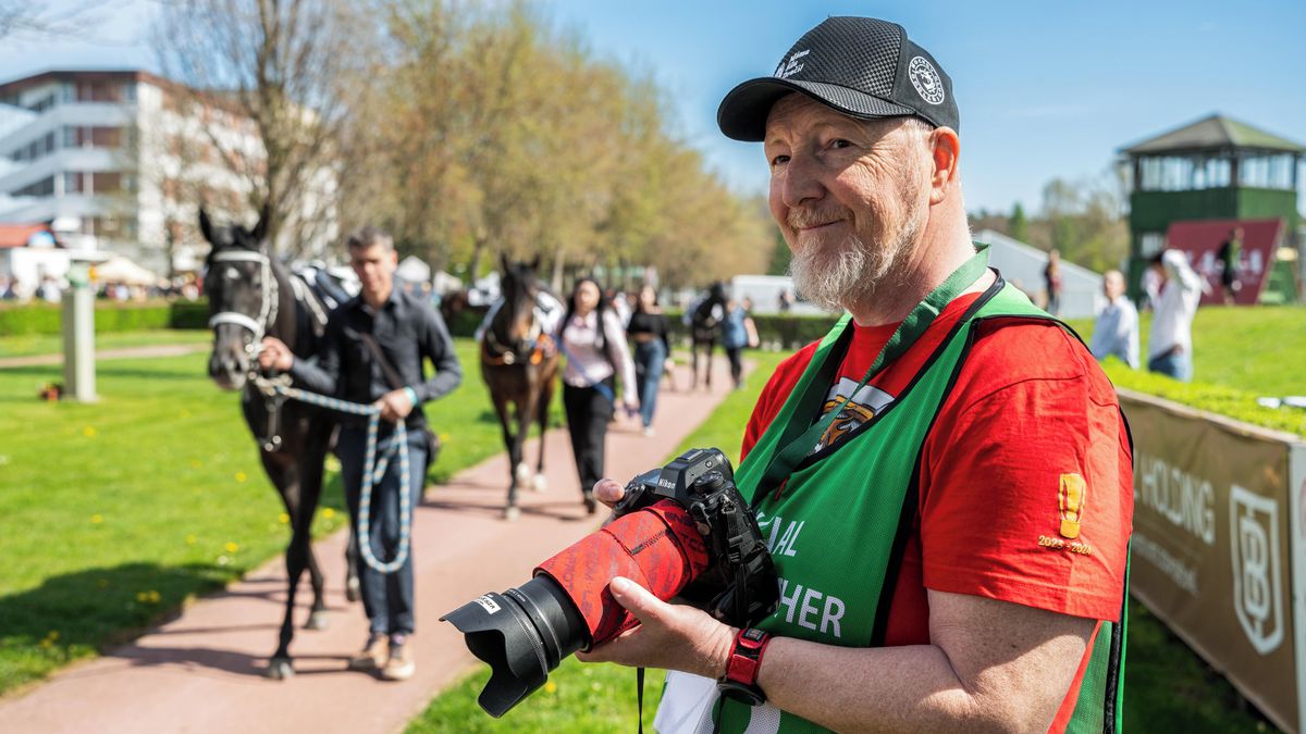 Mezi mantinely a překážkami. Fotograf Ocelářů v Pardubicích fotil hokej i dostihy v jeden den