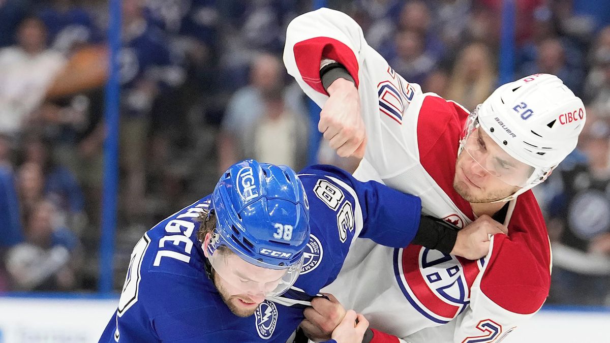 Slafkovský jako terč, v bitce šel k zemi. Tampa přepnula na drsný režim