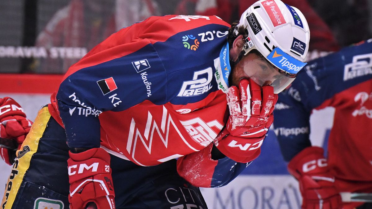 Sedlák schytal rány na hlavu, sudí se omlouvali za přehlédnutý faul. Dejte ho na tribunu, vtipkoval Žabka