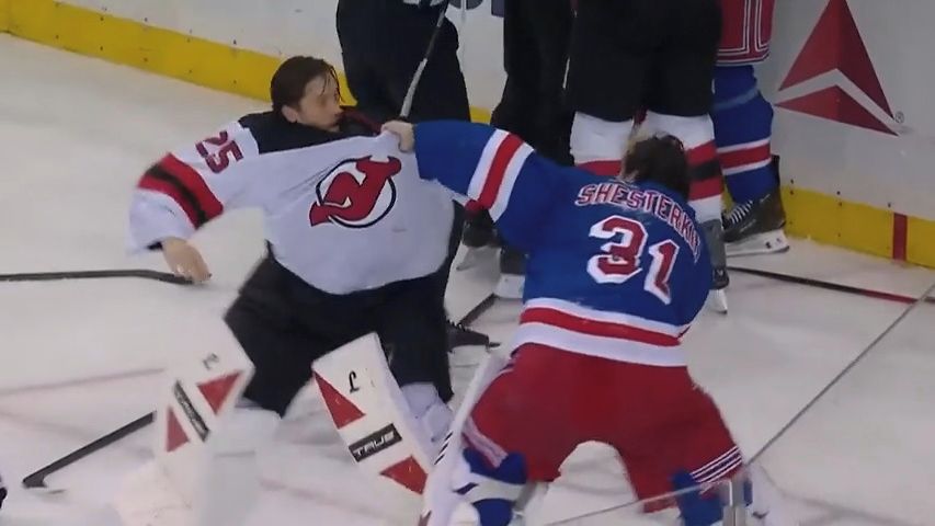 Tři bitky gólmanů během deseti týdnů. V New Yorku se oháněla pěstmi ruská superstar