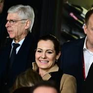 Arséne Wenger na tribuně letenského stadionu vedle šéfa FAČR Davida Trundy.