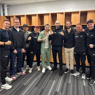 Jiří Procházka se svým týmem navštívil i zápas NHL mezi Floridou a Bostonem. Nechyběla ani společná fotografie s Davidem Pastrňákem a Pavlem Zachou.