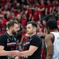 Basketbalisté Nymburku v Lize mistrů končí. Zleva Martin Kříž a Jaromír Bohačík