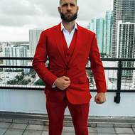 Jiří Procházka dorazil na tiskovou konferenci v červeném obleku.