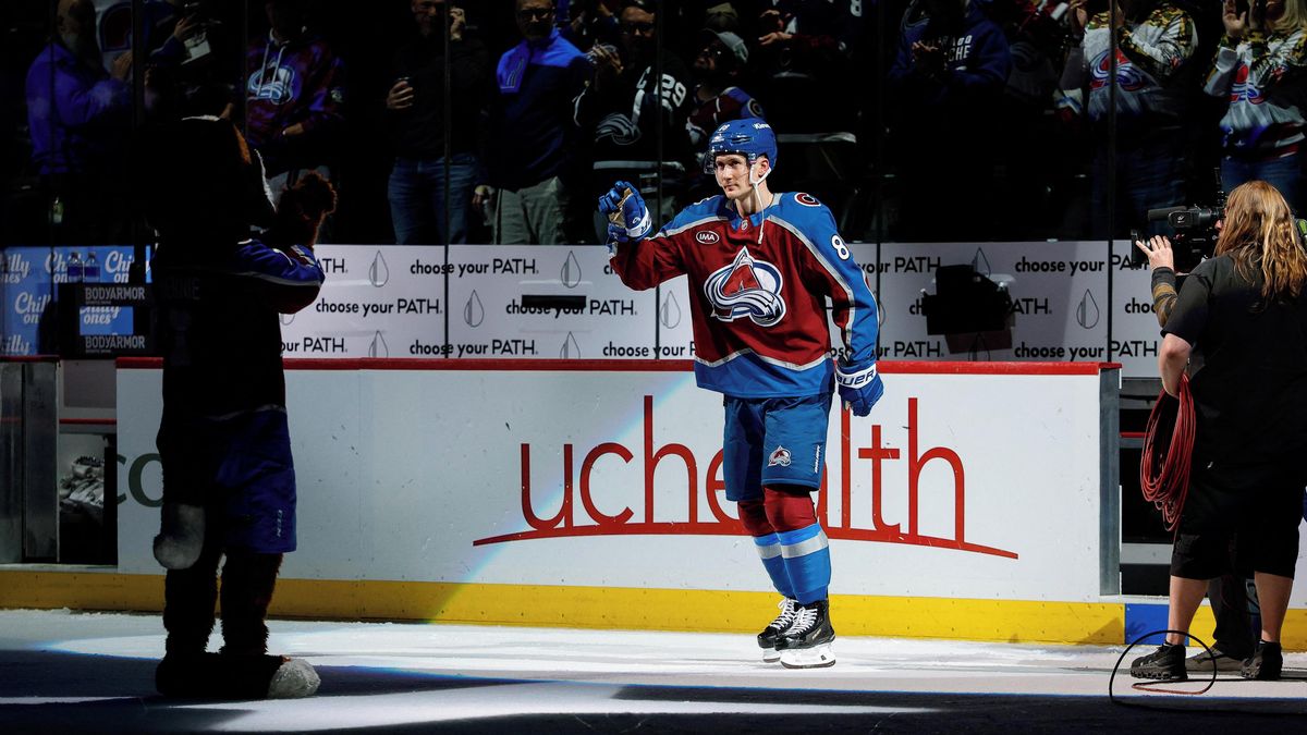 Nečas se v kanadském bodování NHL dotáhl na Pastrňáka, oba mají na dosah velkou metu