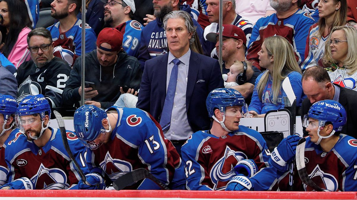 Trenér Colorada vynechá v NHL dva duely kvůli zranění v obličeji po zásahu pukem