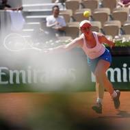 Barbora Krejčíková se natahuje po drtivém forhendu Američanky Baptisteové.
