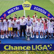 Mistrovské foto. Slavia převzala trofej pro vítěze ligy v čele s Jaroslavem Tvrdíkem a majitelem Pavlem Tykačem.