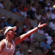 Barbora Krejčíková servíruje v duelu 1. kola.