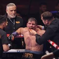 Rico Verhoeven během souboje s Oleksandrem Usykem.
