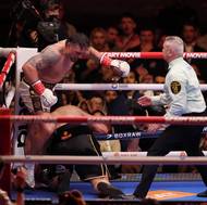 Oleksandr Usyk (vlevo) dokázal Rica Verhoevena ukončit v jedenáctém kole.