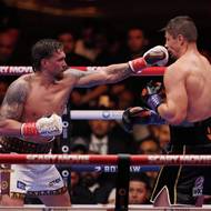 Oleksandr Usyk (vlevo) v souboji s Ricem Verhoevenem.