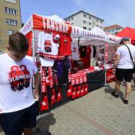 Vedení klubu původně oslavy zrušilo, ale pak změnilo názor. A tak se prodávaly i oficiální mistrovská trika. 