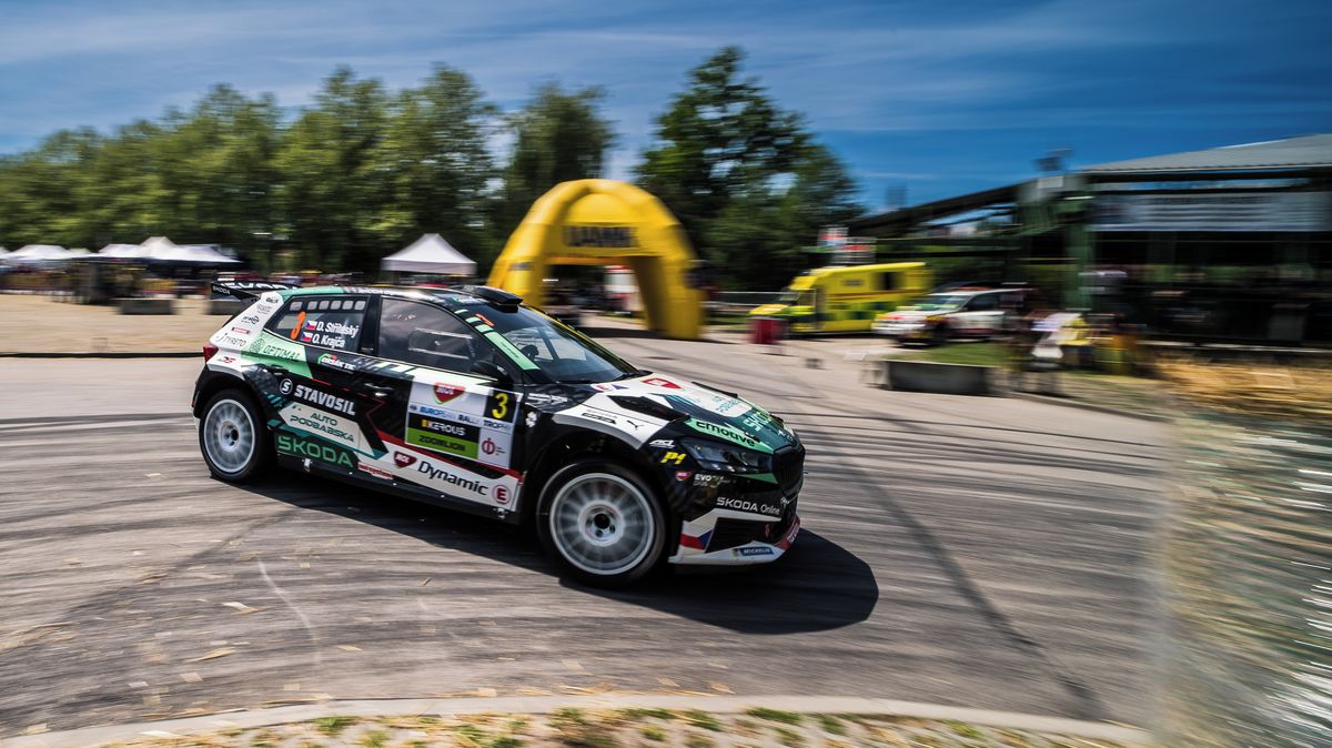 V čele Rallye Český Krumlov je Stříteský těsně před Březíkem a Kopeckým