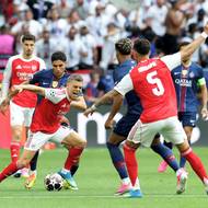 Achraf Hakimi z PSG fauluje Leandra Trossarda z Arsenalu.