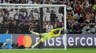 FOTBAL ONLINE: O vítězi Ligy mistrů se rozhoduje v penaltách, Arsenal vrátil do hry skvělým zákrokem brankář Raya