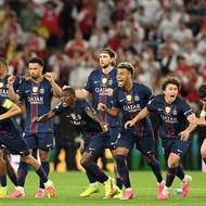 Fotbalisté PSG vytryskli radostí poté, co obránce Arsenalu Gabriel neproměnil klíčovou penaltu.