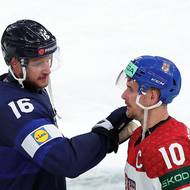 Aleksander Barkov se zdraví s Romanem Červenkou.