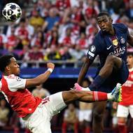 Jurrien Timber z Arsenalu (vlevo) neúspěšně blokuje centr Williana Pacha z PSG.