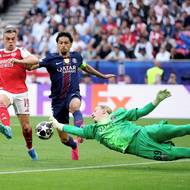 Brankář PSG Matvěj Safonov na poslední chvílí vyráží míč před Leandrem Trossardem z Arsenalu a kapitánem PSG Marquinhosem.